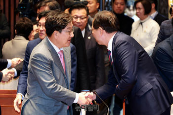 [포토] 의원들과 악수 나누는 권성동 국민의힘 원내대표