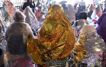 [포토] 눈비가 와도 금박은박 덮으며 윤 대통령 사수