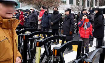 [포토] 대통령 관저 입구 지키는 국민의힘 당협위원장들