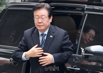 [포토] '대장동-성남FC' 공판 출석하는 이재명 민주당 대표