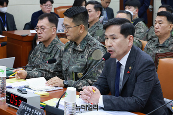 [포토] 12.3 계엄 관련 질의에 답하는 김선호 국방부 장관 직무대행