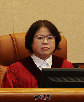 [포토] 탄핵심판 앞둔 김복형 헌법재판관 