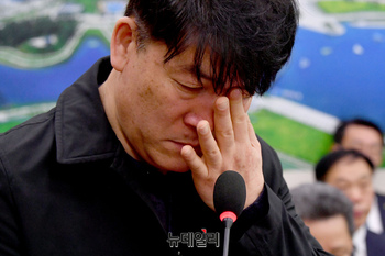 [포토] 눈물 흘리는 무안공항 참사 유가족 대표