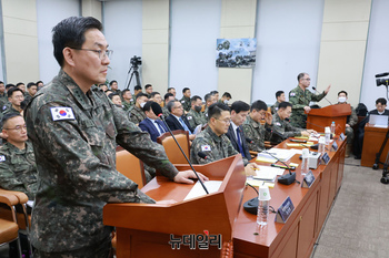 [포토] 답변하는 곽종근 전 특수전사령관과 이진우 전 수방사령관