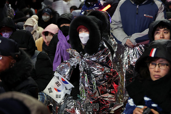 [포토] 은박담요 두르고 관저 지키는 尹 지지자들