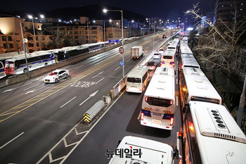 [포토] 관저 앞 늘어선 경찰기동대 버스