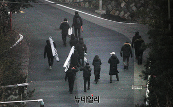 [포토] 장비 들고 관저 향하는 공수처 