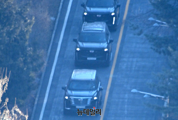 [포토] 관저 빠져나오는 윤석열 대통령 탑승차량