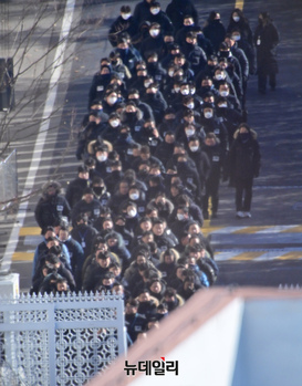 [포토] 윤 대통령 체포 직후 관저 나서는 경찰