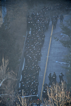 [포토] 대통령 관저 빠져나오는 경찰