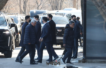 [포토] 고위공직자 수사처로 들어가는 尹 대통령 변호인단