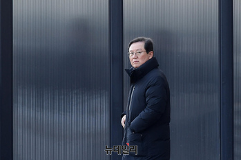 [포토] 공수처서 윤 대통령 기다리는 윤갑근 변호사