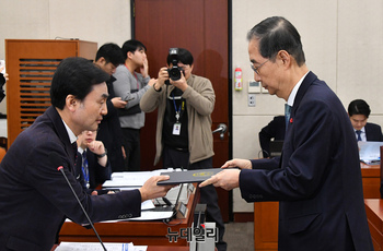 [포토] 국조특위, 선서문 전달하는 한덕수 국무총리