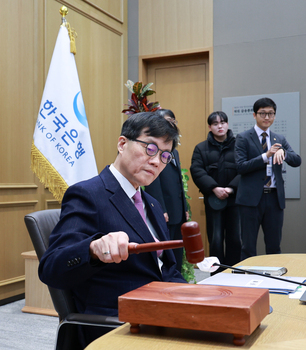 [속보] 한은 새해 첫 기준금리 ‘동결’… 고환율·불확실성 상존 고려