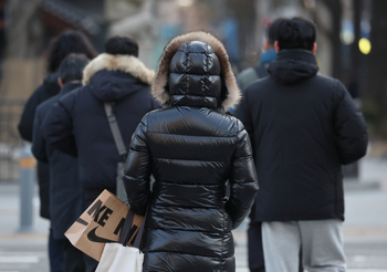 한파로 백화점은 웃는데, 패션업계는 발동동