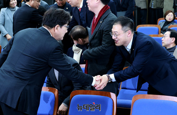 [포토] 웃는 얼굴로 악수 나누는 권성동·김상욱