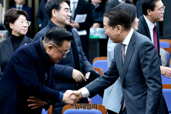 [포토] 의원들과 악수 나누는 권영세 비대위원장