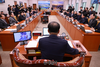 [포토] 여객기 참사 2차 가해 방지 결의안 의결 하는 맹성규 위원장