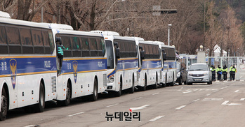 [포토] 공수처 앞 늘어선 경찰 버스