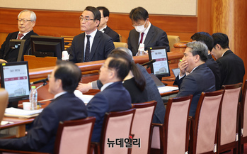 [포토] 탄핵심판 2차 변론기일 출석하는 대통령 변호인단