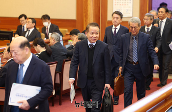 [포토] 재판정 입장하는 청구인측 변호인단