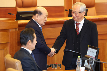 [포토] 대통령 탄핵심판 2차, 악수 나누는 조대현-송두환 변호인