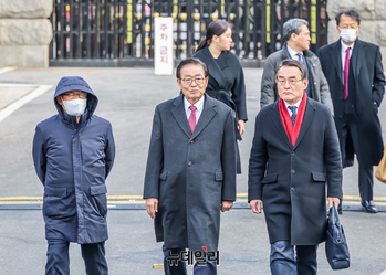 [포토] 대통령 탄핵심판 2차 변론기일, 입장하는 대통령 변호인단