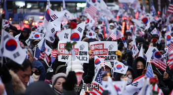 [포토] 중앙지법 집결한 지지자들 '윤석열을 석방하라'