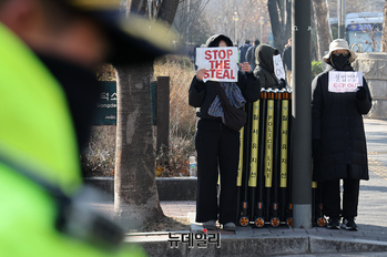 [포토] 서울서부지법 체포영장 규탄 이어가는 시민들