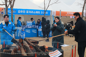 [포토] 동아오츠카 "군밤축제서 따뜻한 포카리 시음하세요"