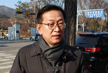 [포토] 윤석열 대통령 접견 마치고 취재진 만난 석동현 변호사 