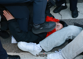 [포토] 구둣발에 짓밟힌 윤석열 대통령 지지 시민들