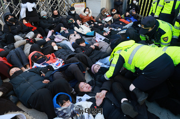 [포토] 서울서부지법에 모인 2030 청년들