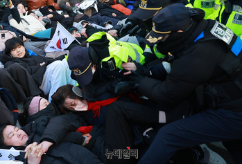 [포토] 윤석열 대통령 지켜라...밤샘연좌농성 지지자들 강제해산