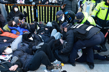 [포토] 경찰 손에 끌려 나오는 尹 지지 청년