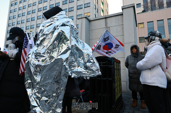 [포토] 공수청 영장청구 '밤새 서부지법 지킨 시민들'