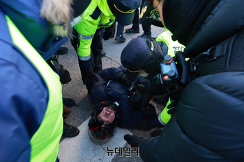 [포토] 경찰 강제해산 시도에 바닥에 누운 尹 지지 시민들 