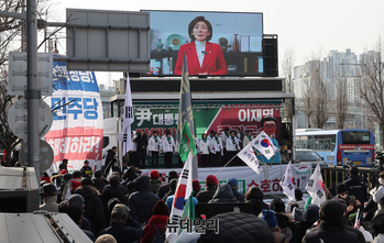 [포토] 트럼프 취임식 참석하는 나경원, 태극기집회서 영상 인사