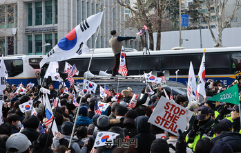 [포토] "구속 기각" 외치는 윤석열 대통령 지지자들