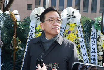 [포토] 서부지법으로 향하는 尹 대통령 측 석동현 변호사