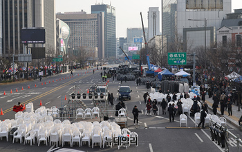 [포토] 광화문에 모인 윤 대통령 지지자들, 서부지법으로 대거 이동중