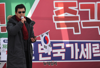 [포토] 탄핵반대 집회 연단에 오른 허광일 탈북자총연합회장