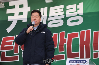 [영상] 서울역서 '탄핵반대' 외치는 김세의 가로세로연구소 대표