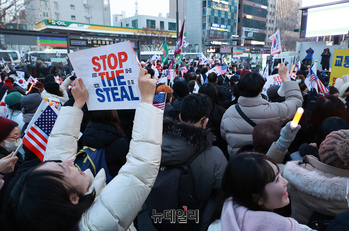  [포토] '탄핵무효' 목놓아 외치는 청년들