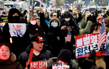 [포토] 밤 까지 이어지는 '윤 대통령 구속 반대 집회'