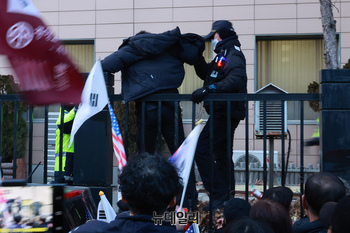 [포토] 법원 월담 시도하는 윤 대통령 지지자