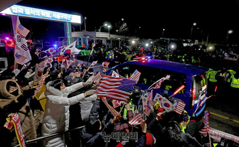 [포토] 헌정사상 최초 '현직 대통령 구속심사' 마친 윤석열 대통령 