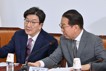 [포토] 대화 나누는 권영세·권성동