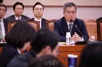 [포토] 긴급현안질의 답변하는 김석우 법무부 장관 직무대행