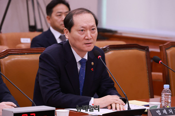 [포토] 서부지법 사태 관련 질문에 답하는 이완규 법제처장